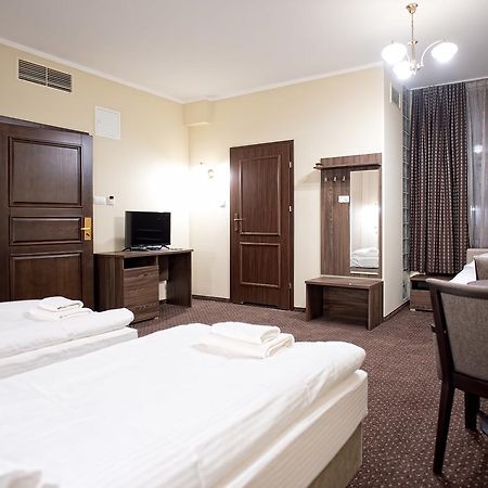 Hotel Lord Кросно Екстериор снимка