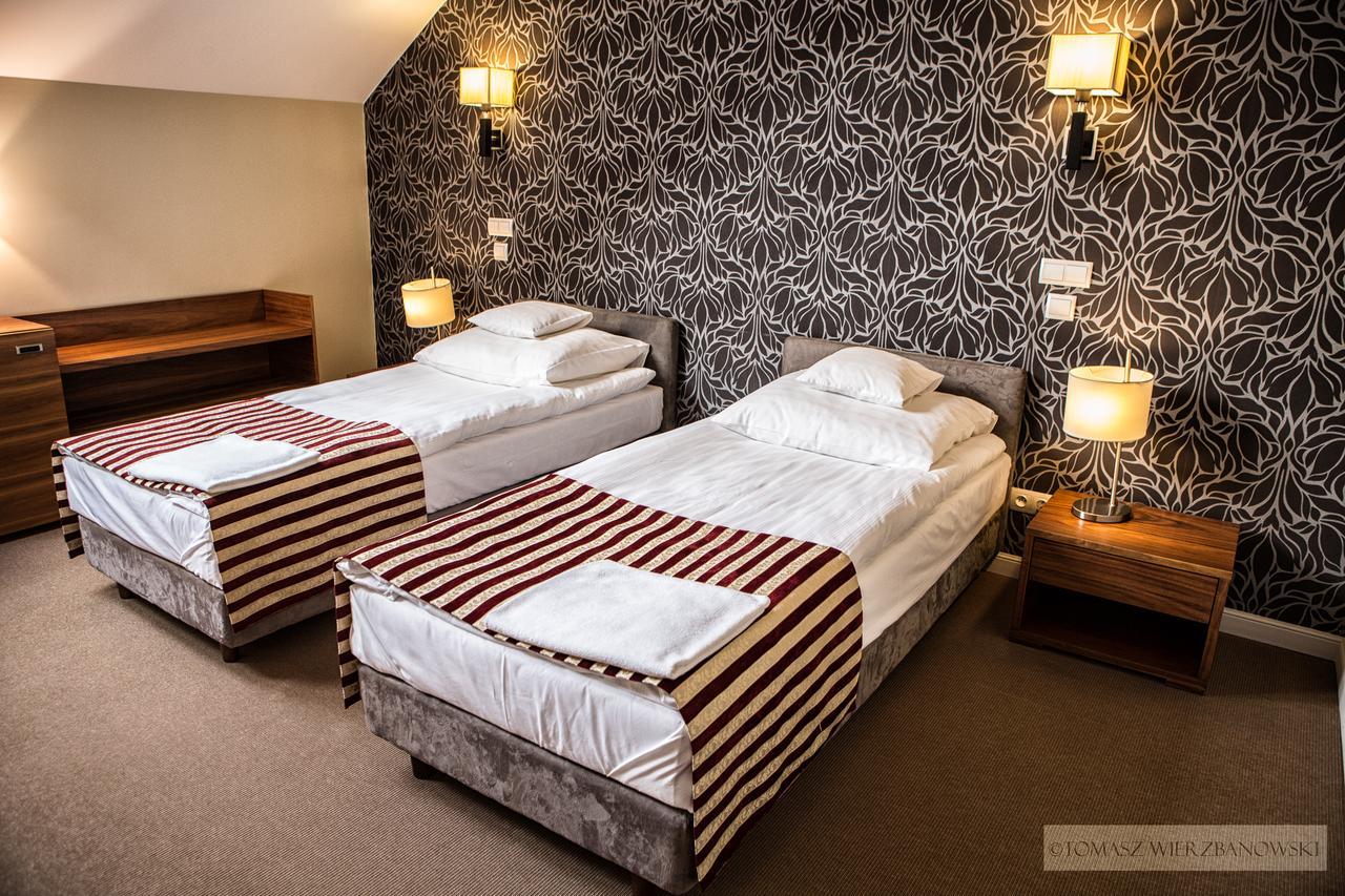 Hotel Lord Кросно Екстериор снимка