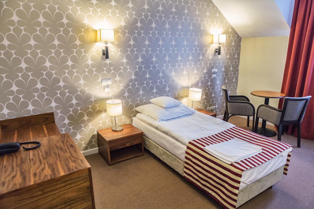 Hotel Lord Кросно Екстериор снимка