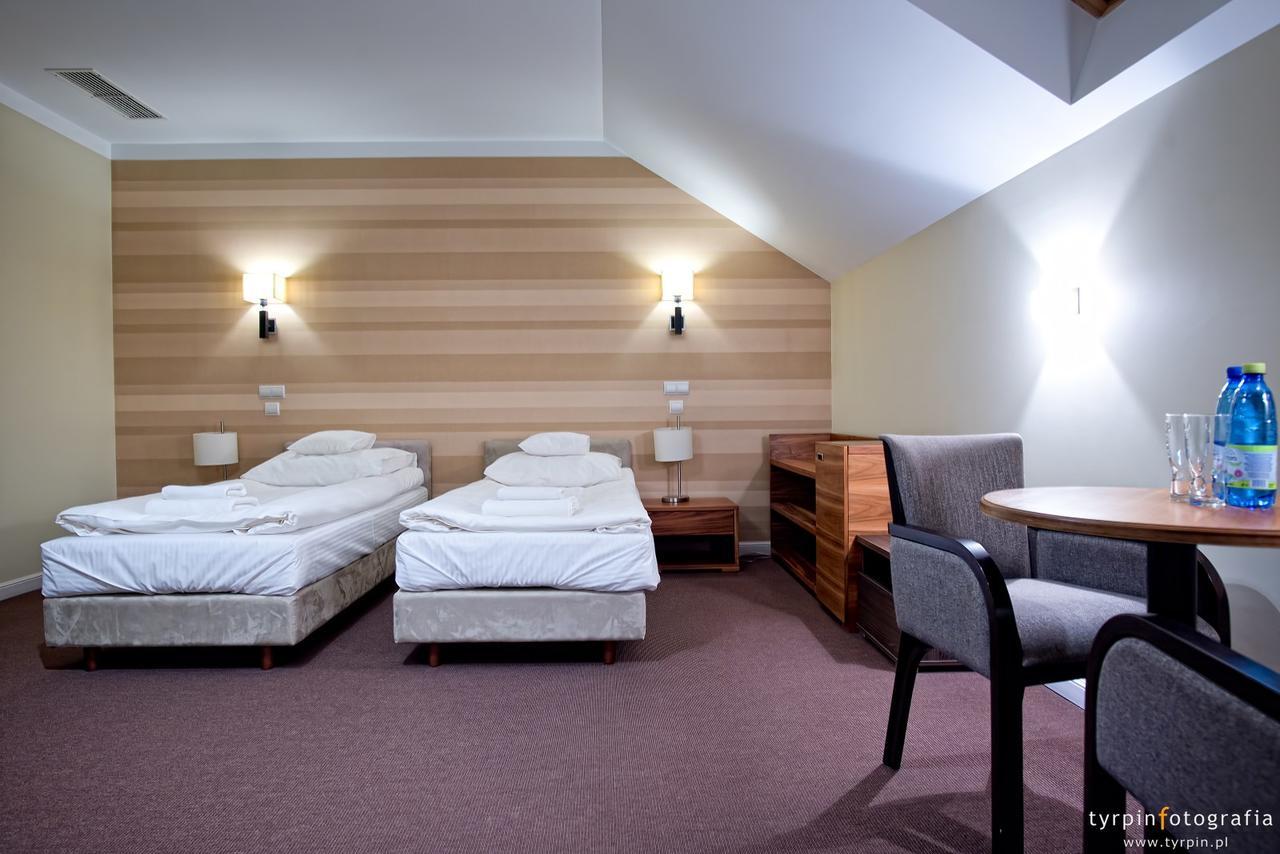 Hotel Lord Кросно Екстериор снимка
