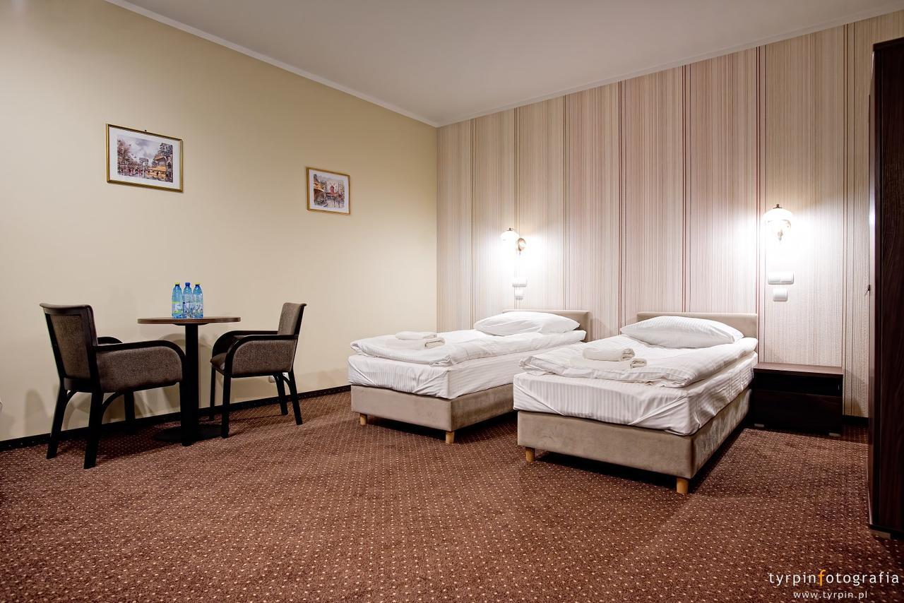 Hotel Lord Кросно Екстериор снимка