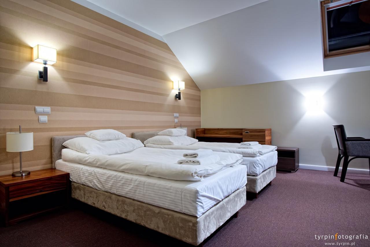 Hotel Lord Кросно Екстериор снимка