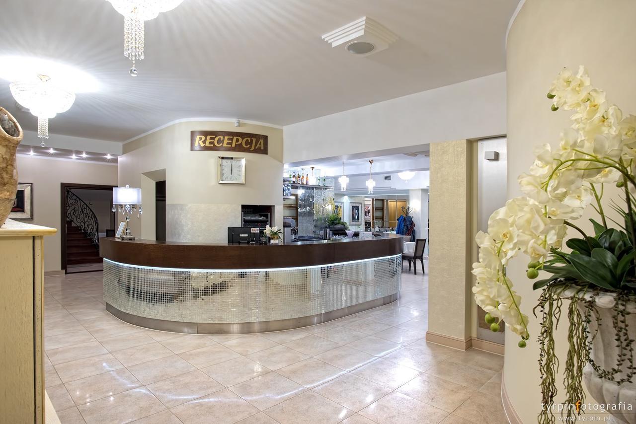 Hotel Lord Кросно Екстериор снимка