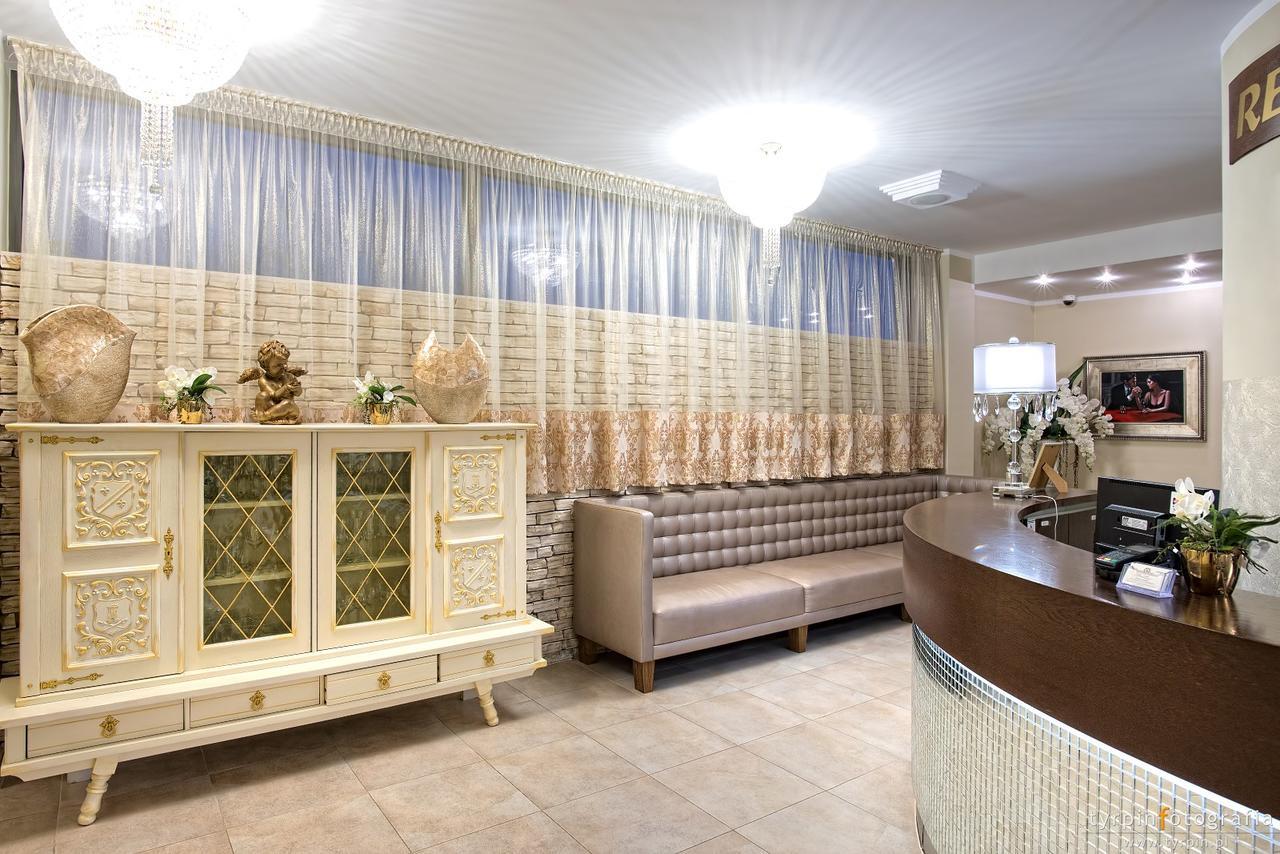 Hotel Lord Кросно Екстериор снимка