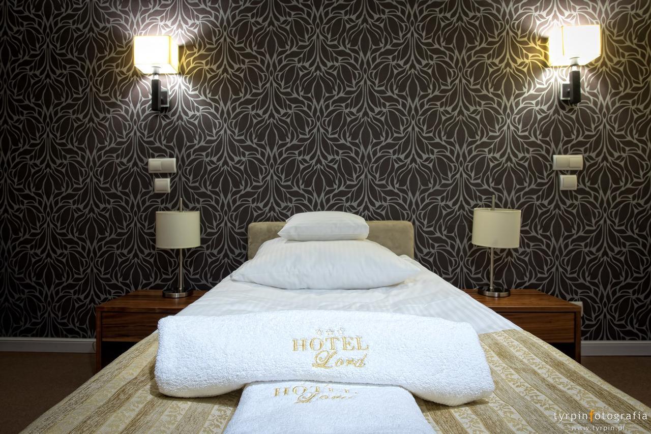 Hotel Lord Кросно Екстериор снимка
