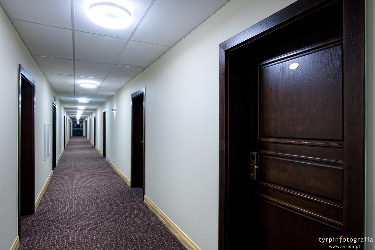 Hotel Lord Кросно Екстериор снимка