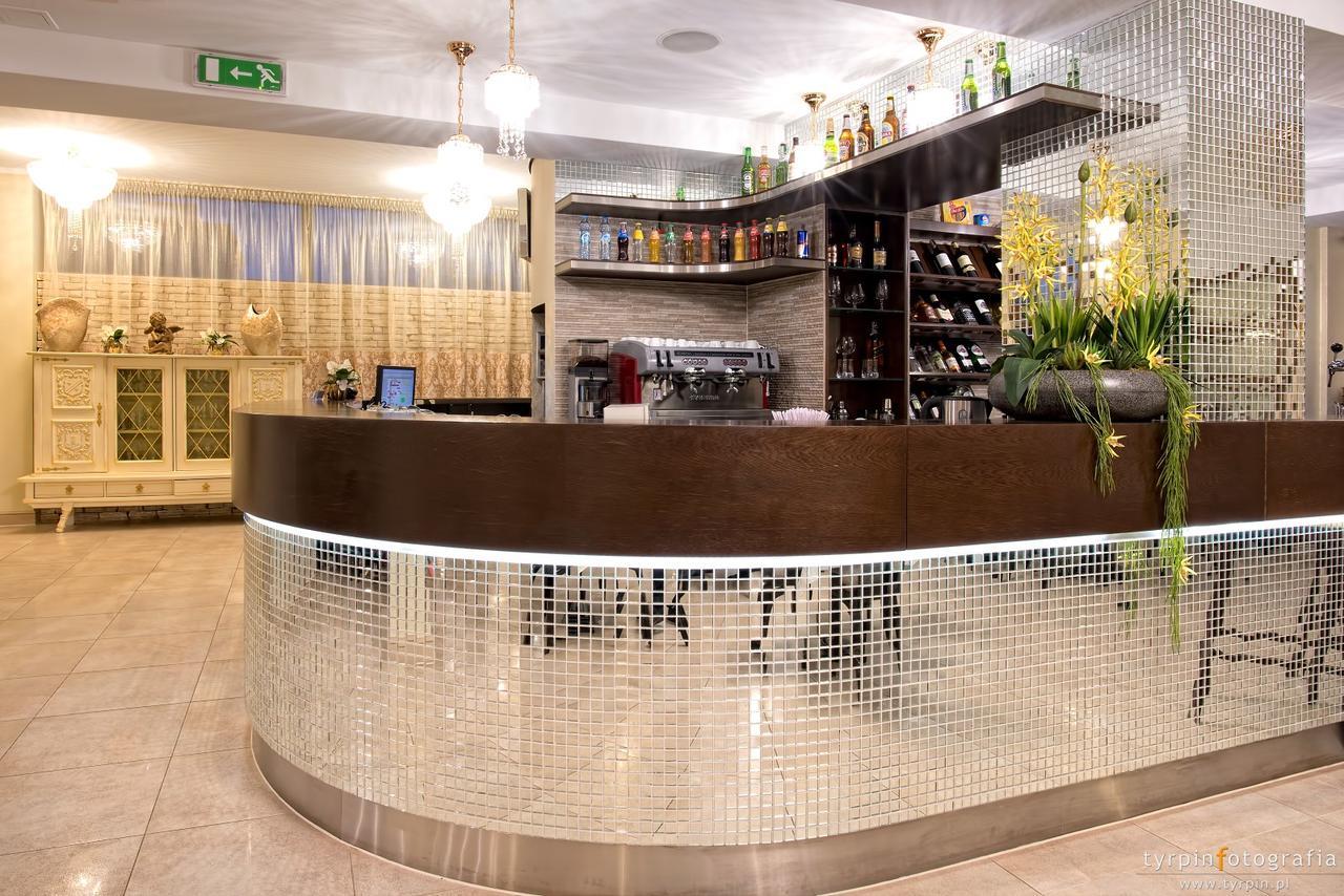 Hotel Lord Кросно Екстериор снимка